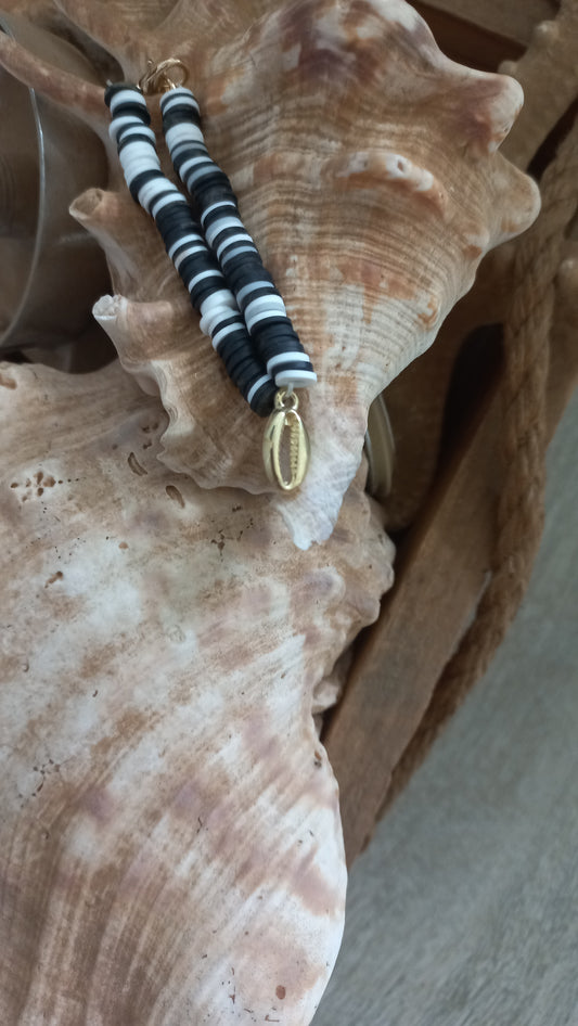 Black and white bracelet with gold shell