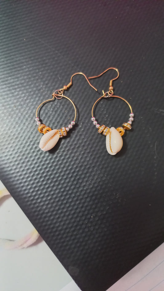 Very pretty gold hoop earings with pretty shell